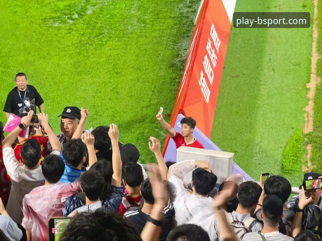 球星场外行为如何影响球迷体验？从阿诺德“停车合影”事件看体育内容消费新趋势